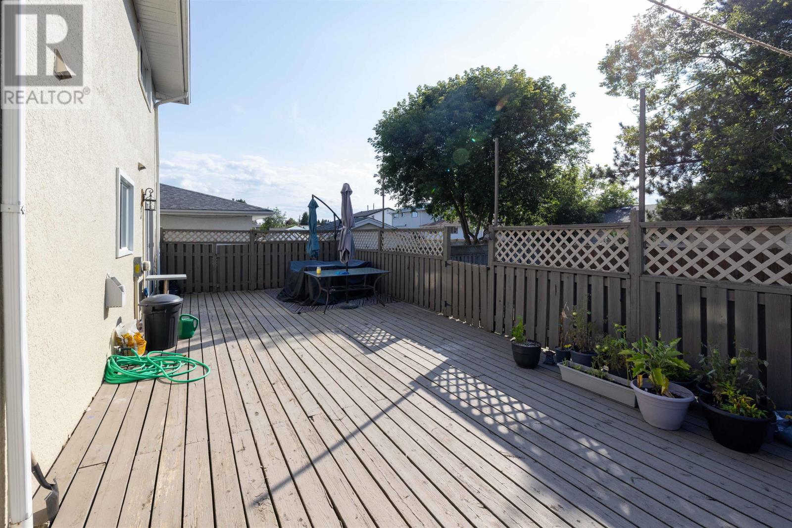 637 Redwood AVE W - 19