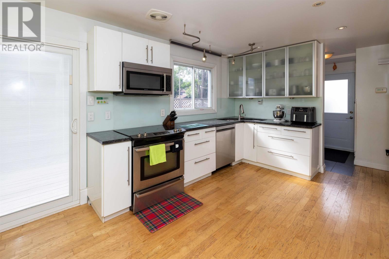 637 Redwood AVE W - 7