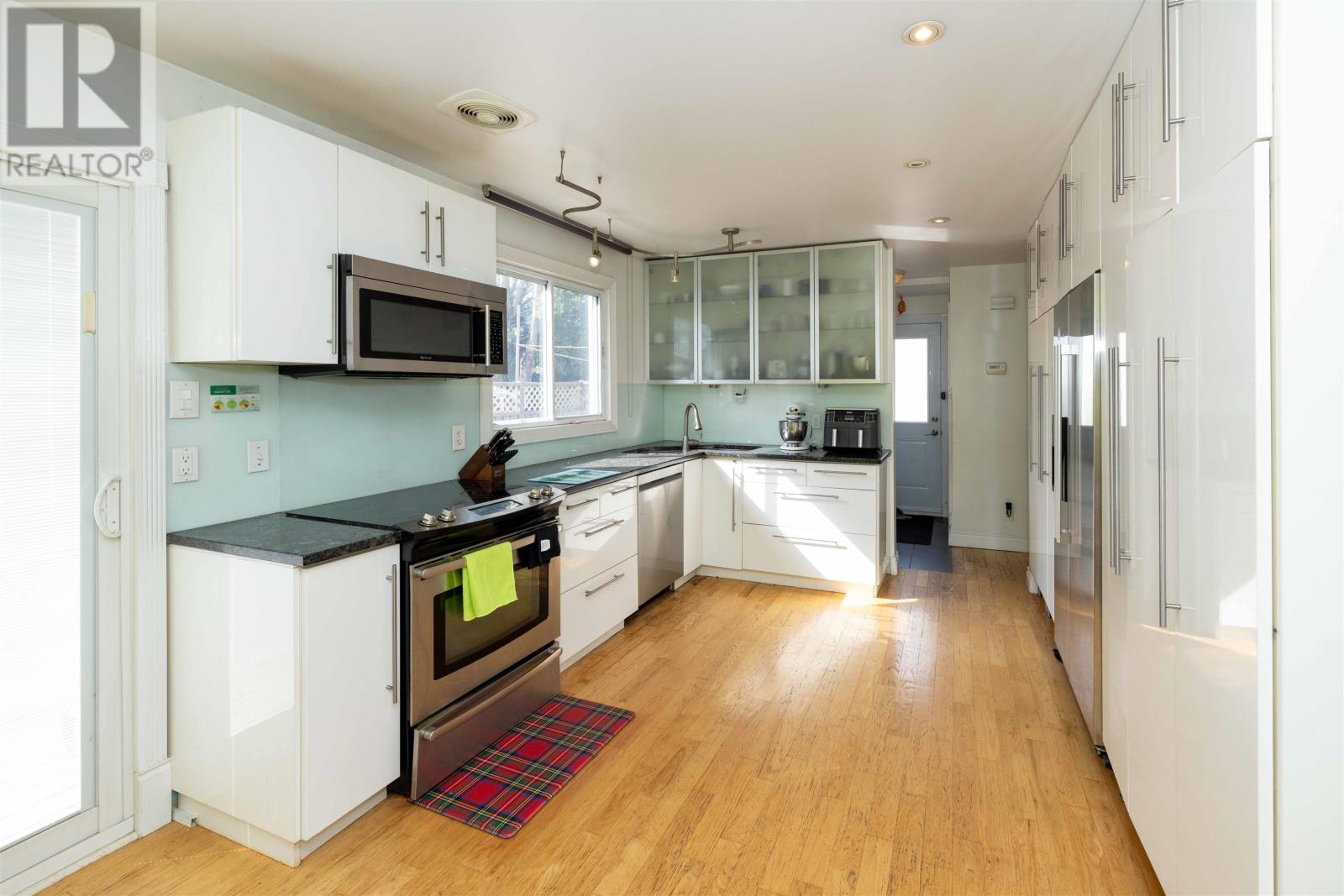 637 Redwood AVE W - Image 6