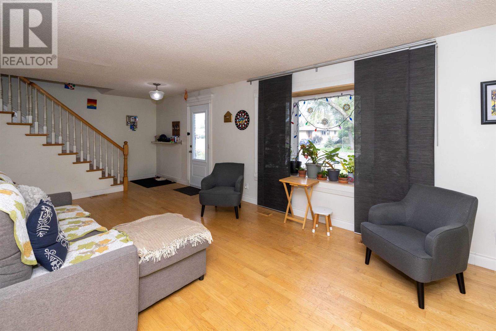 637 Redwood AVE W - Image 4