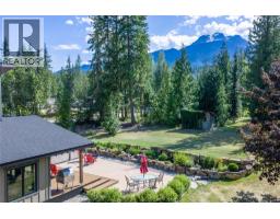 Primary Bedroom - 1808 Northview Drive, Revelstoke, BC V0E2S1 Photo 9