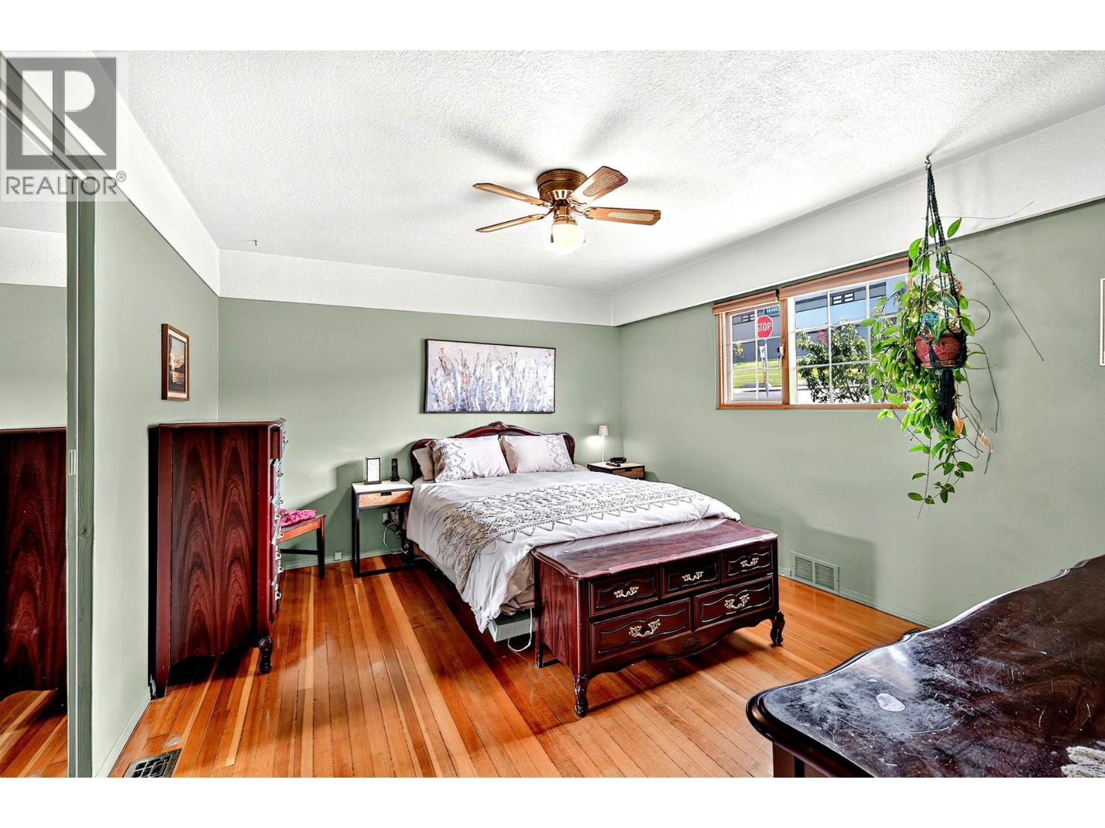 792 Munro Street - Image 17
