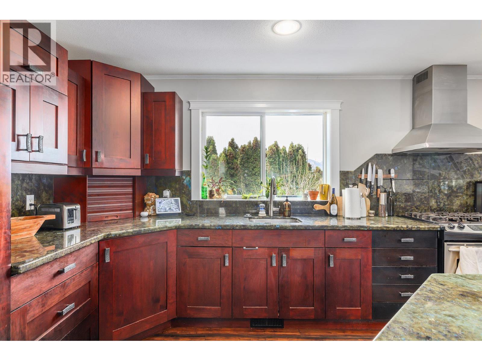 1185 Sunnyside Road, West Kelowna