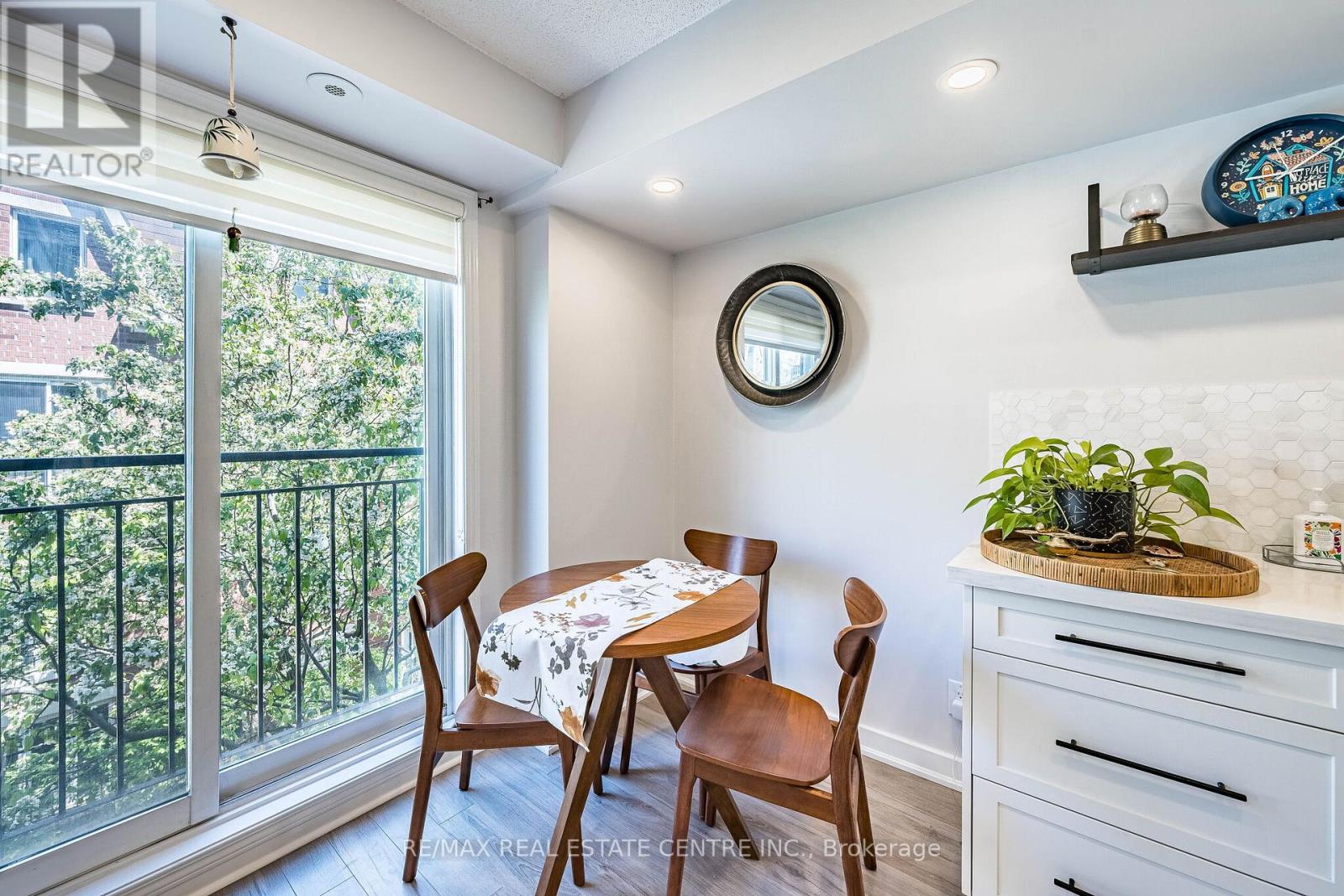 #920 16 LAIDLAW STREET - 19