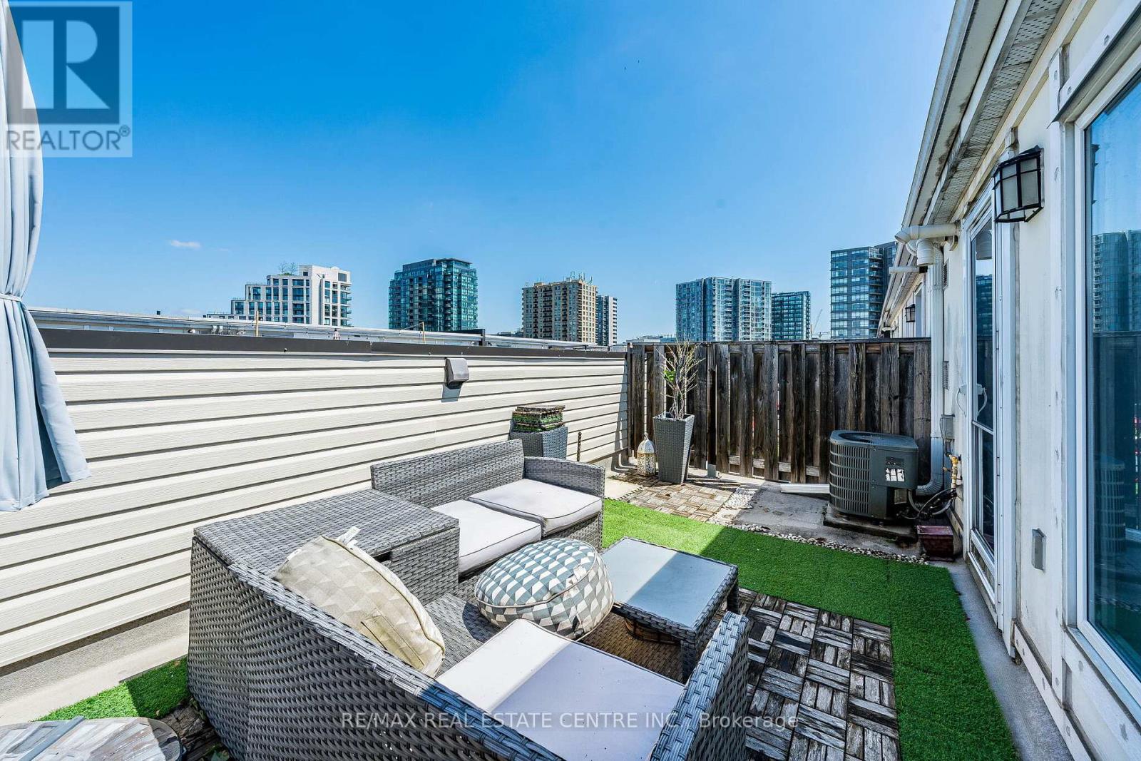 #920 16 LAIDLAW STREET - Image 32