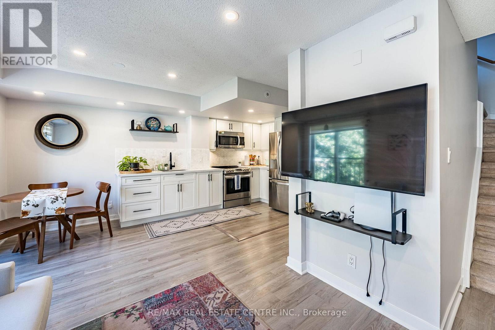 #920 16 LAIDLAW STREET - 7