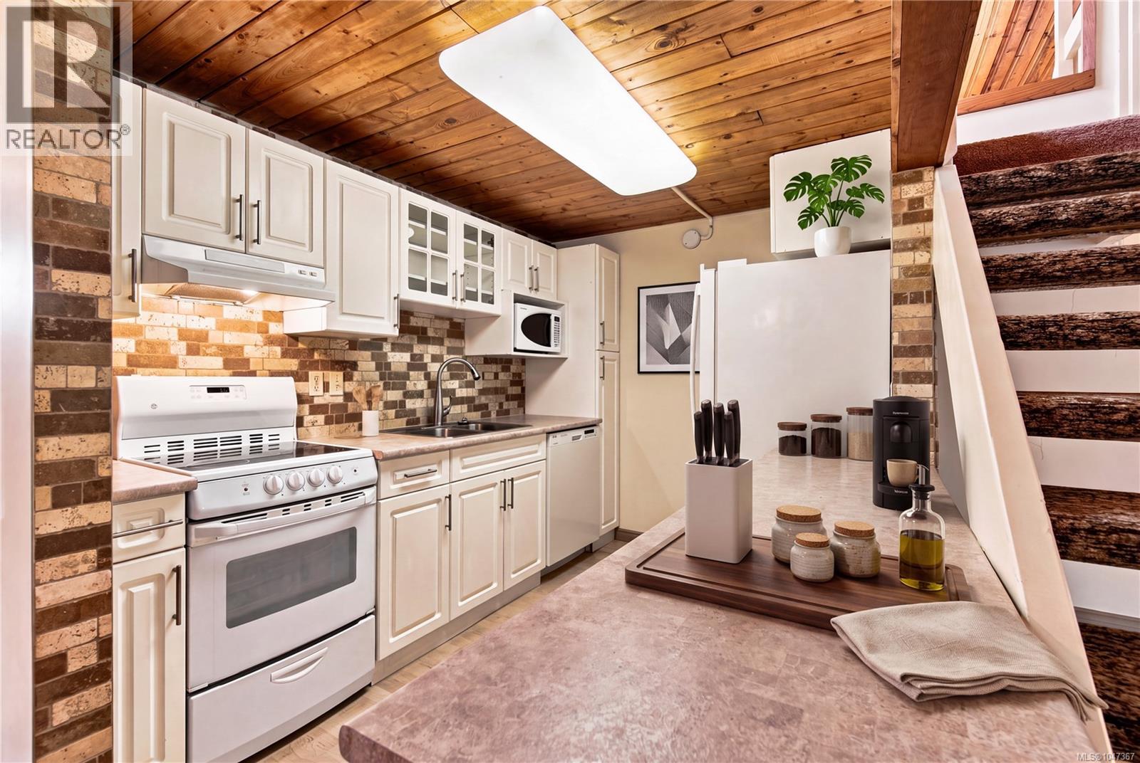 #202 3295 Island Hwy W - 4