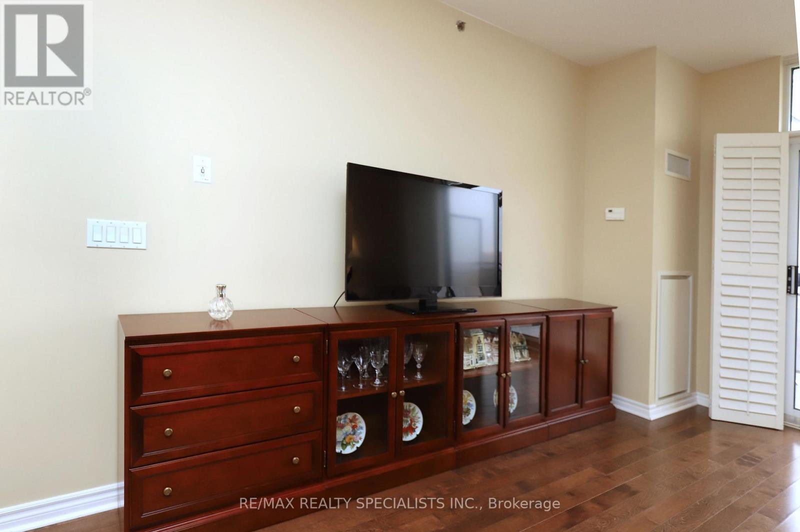 #809 810 SCOLLARD COURT - 16