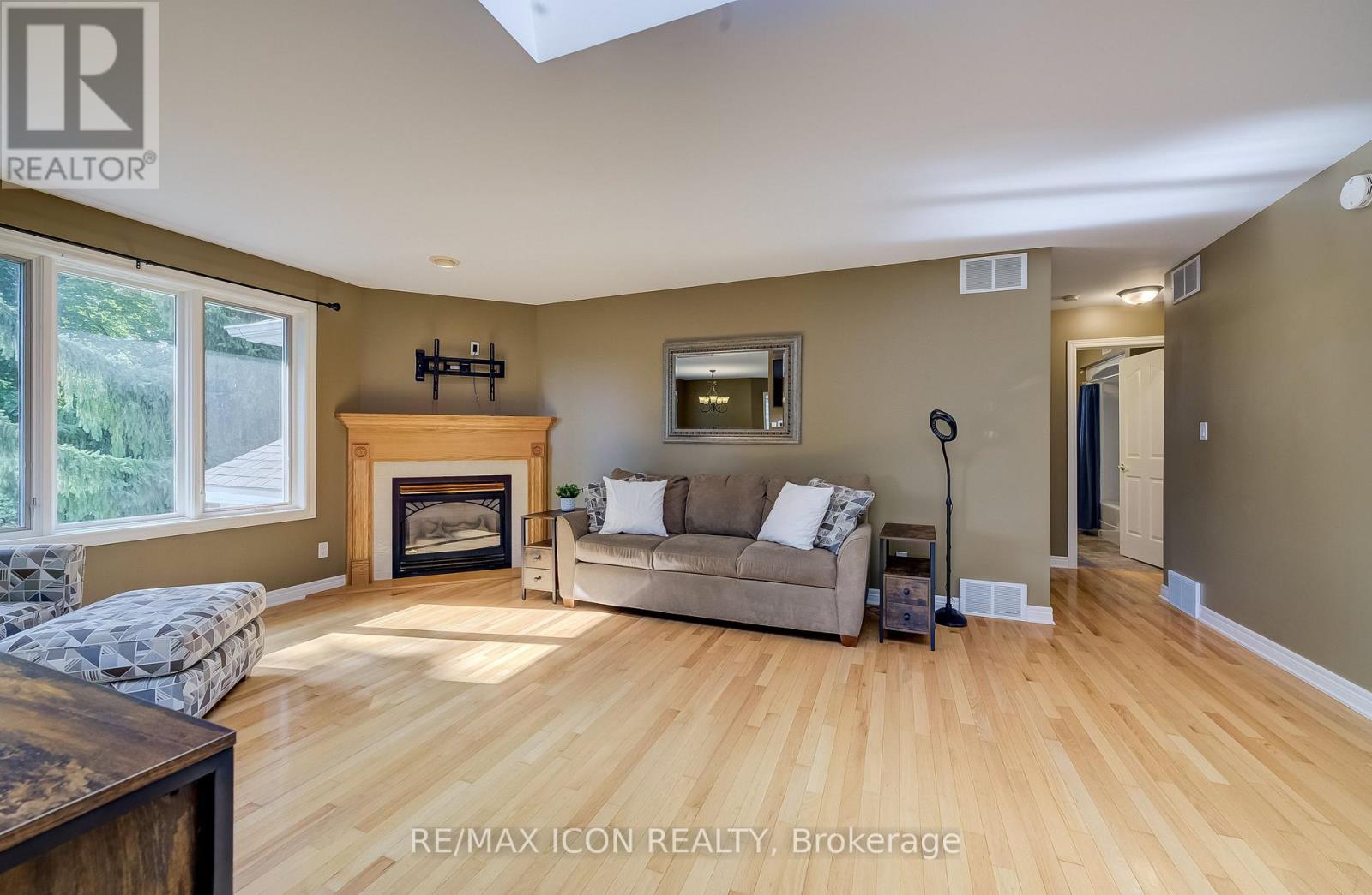 910 WALTON AVENUE N - 8