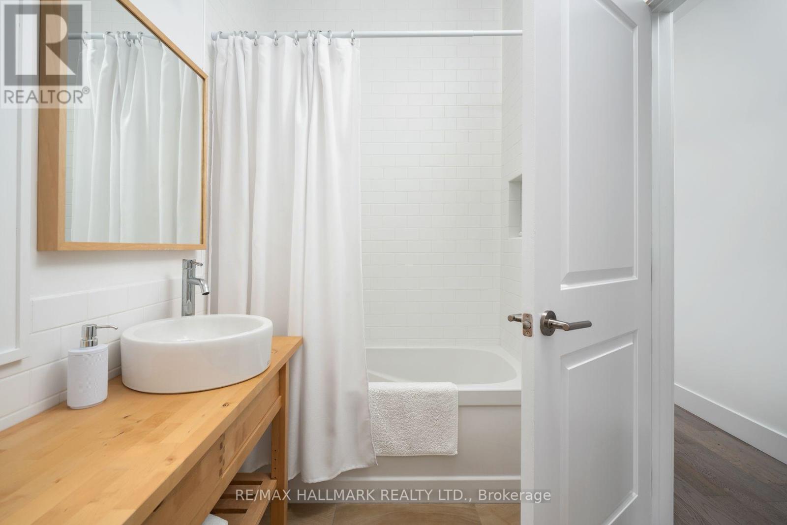 77 LEROY AVENUE - Image 36