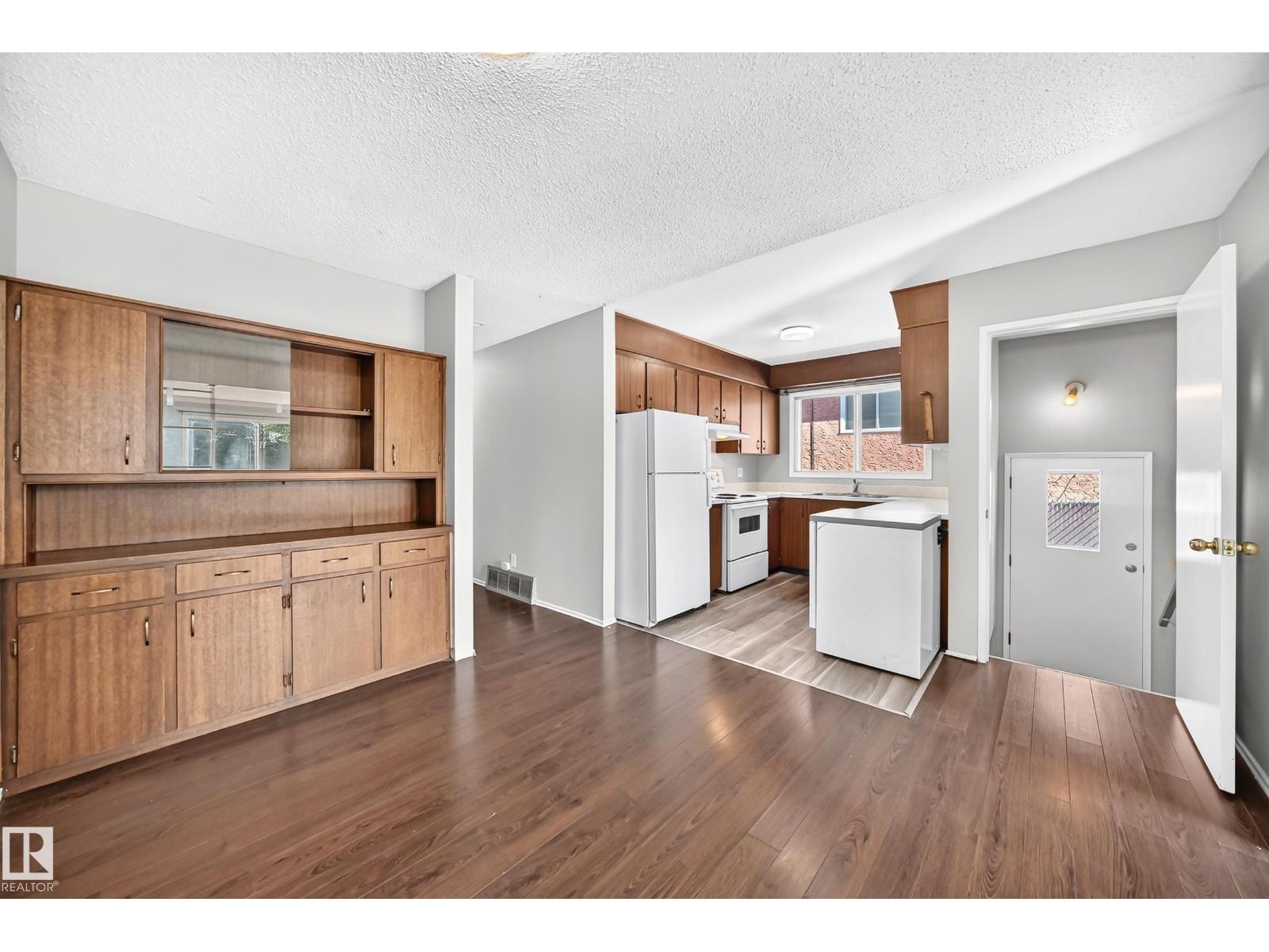 10236 154 ST NW - 10
