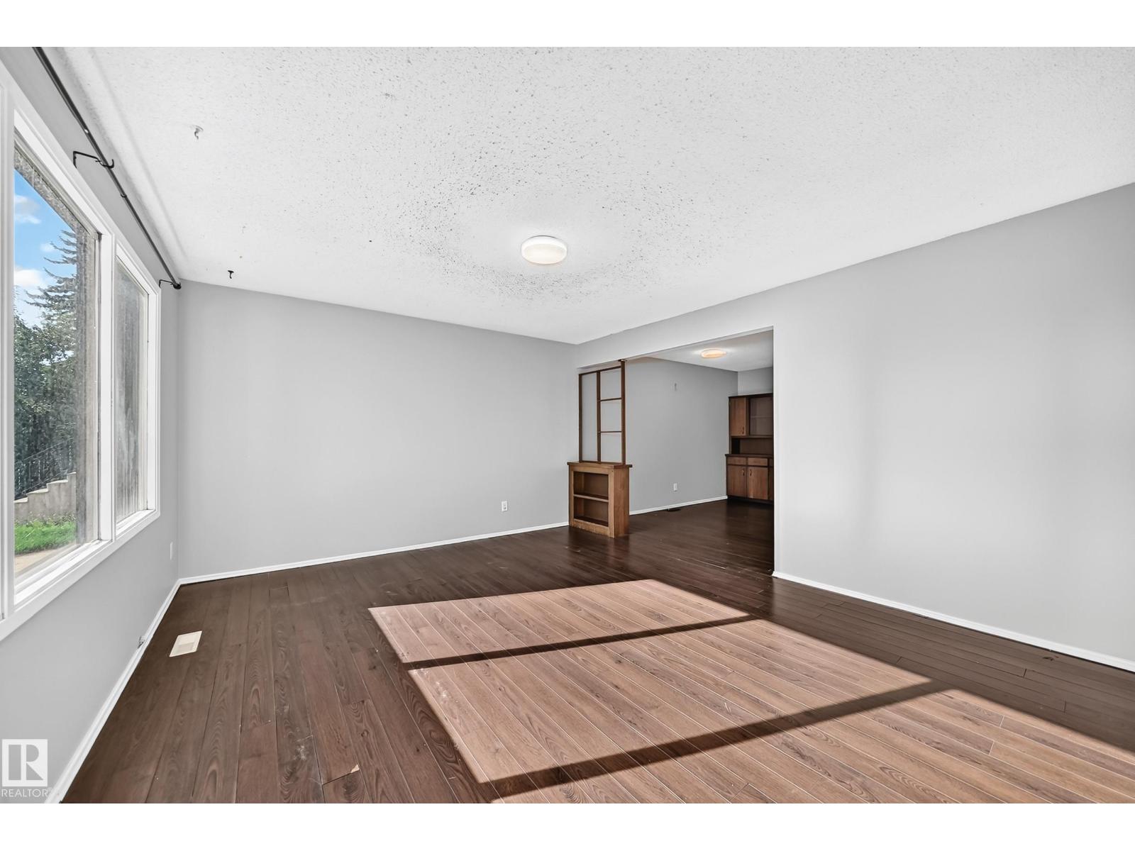 10236 154 ST NW - 5