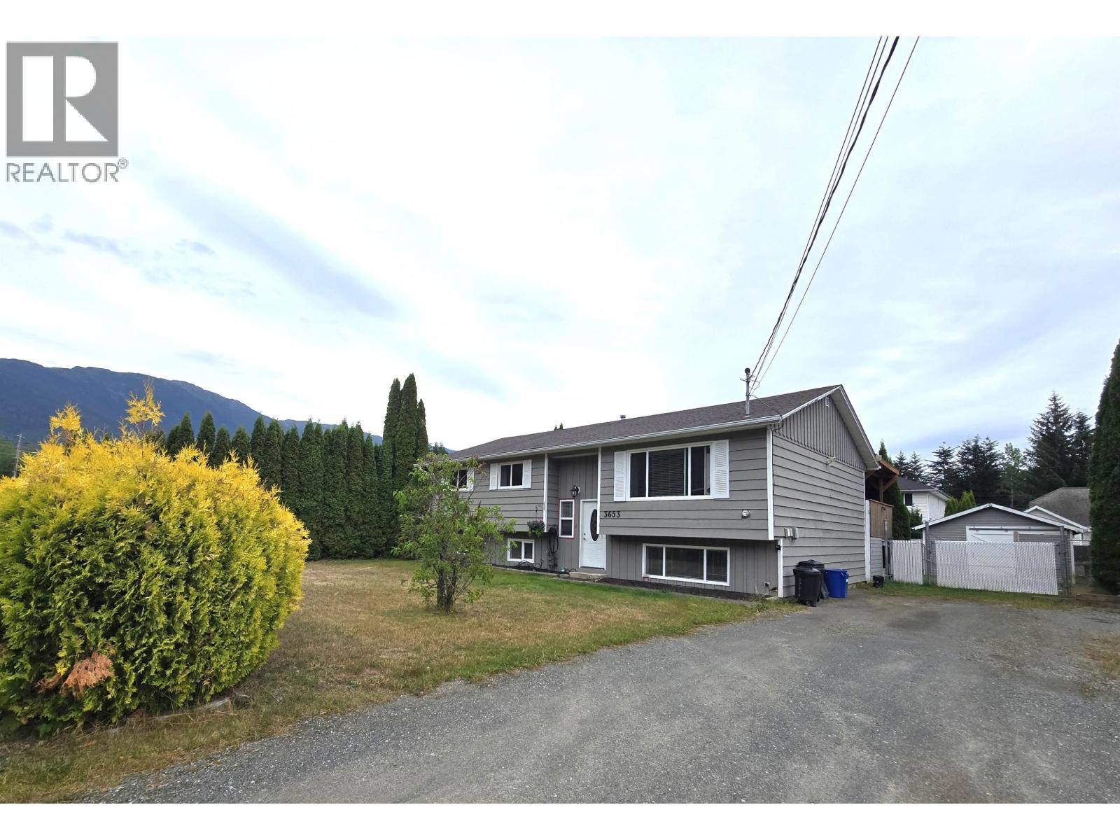 3653 HAWTHORNE AVENUE - 2