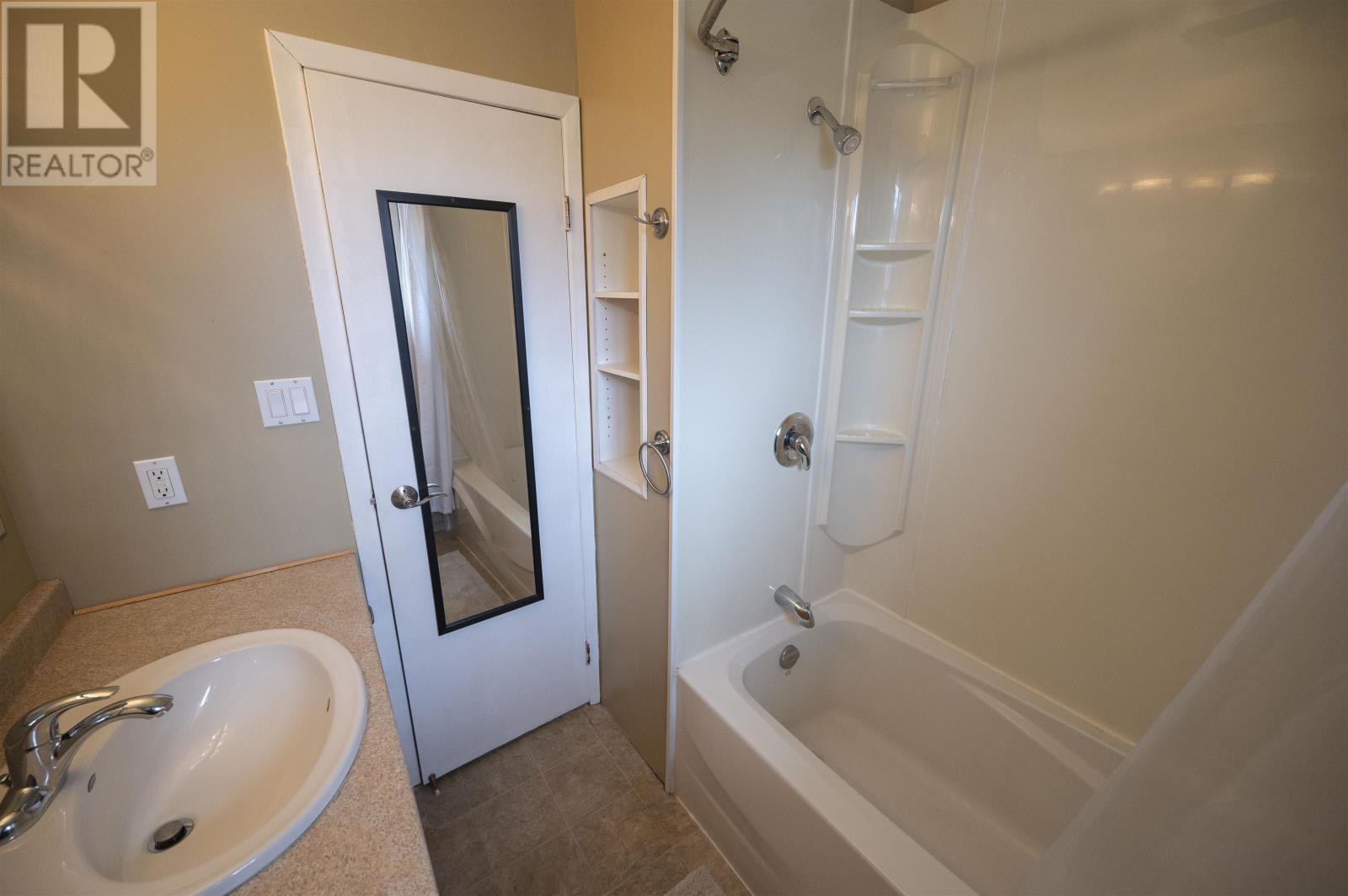 537 Churchill Drive West - Image 23