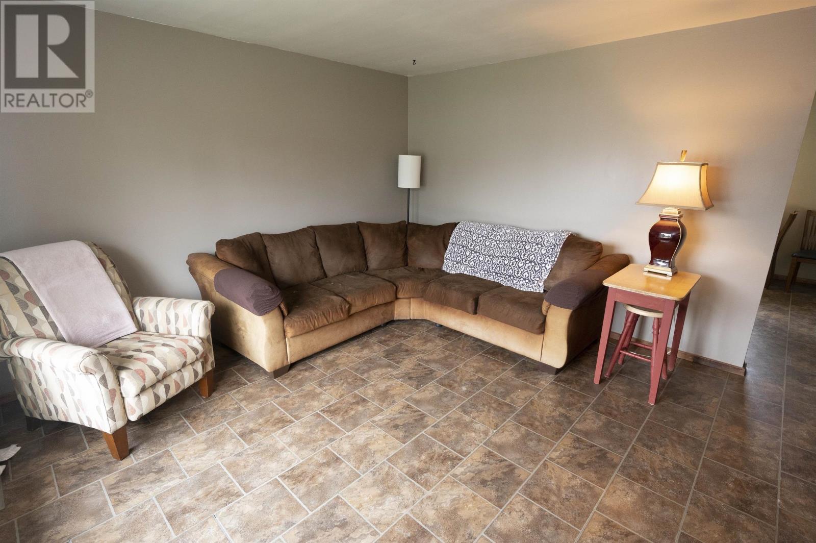 537 Churchill Drive West - Image 4