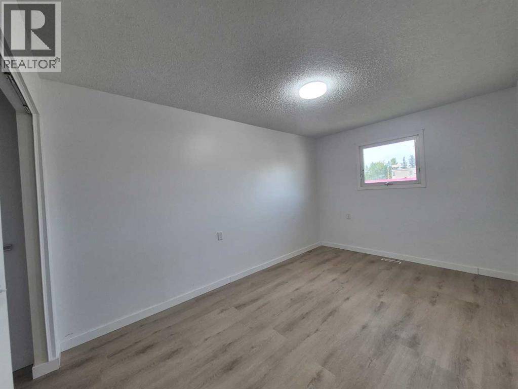 4848 49 Avenue - 9