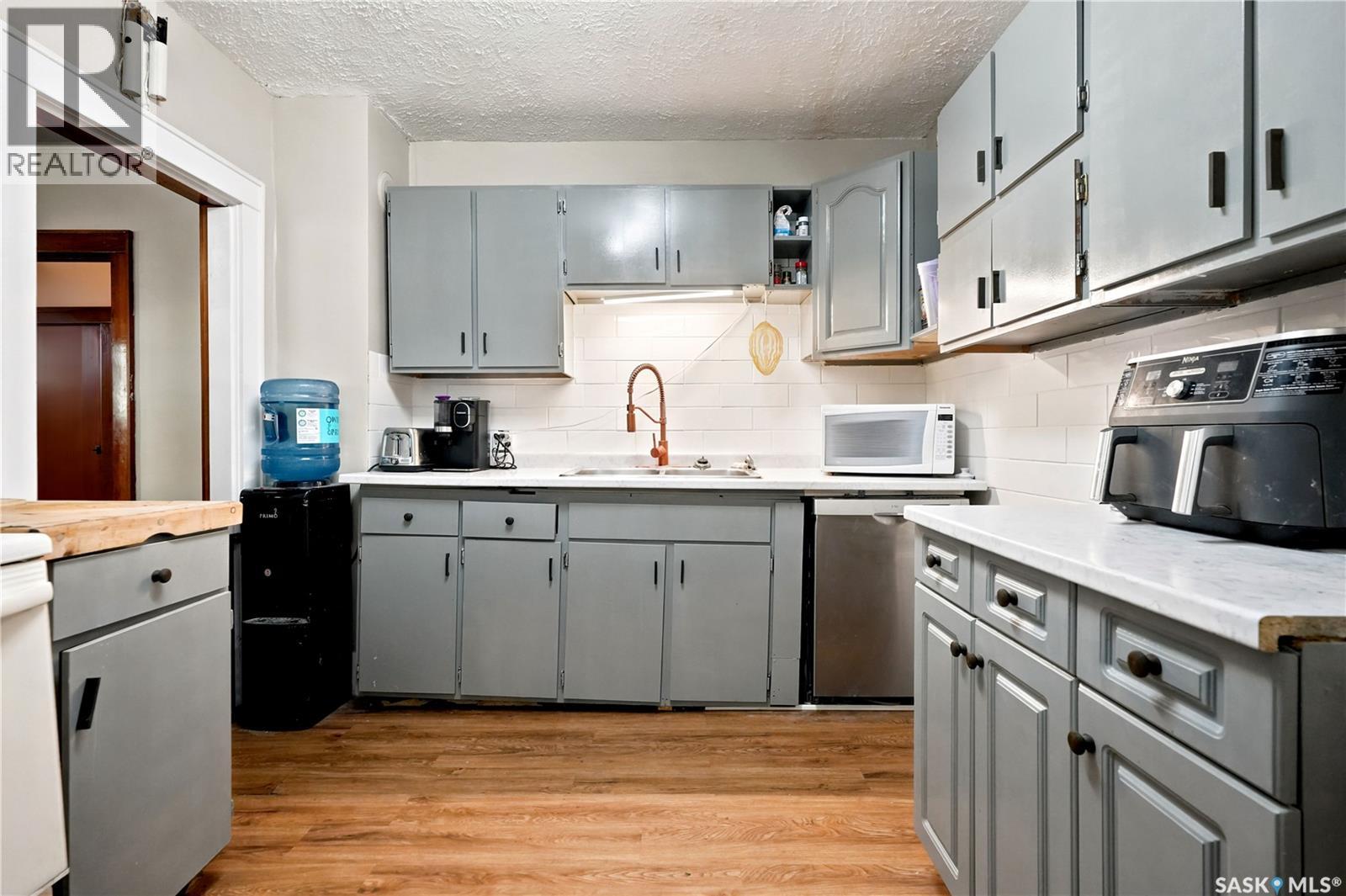 3300 Victoria AVENUE - 21