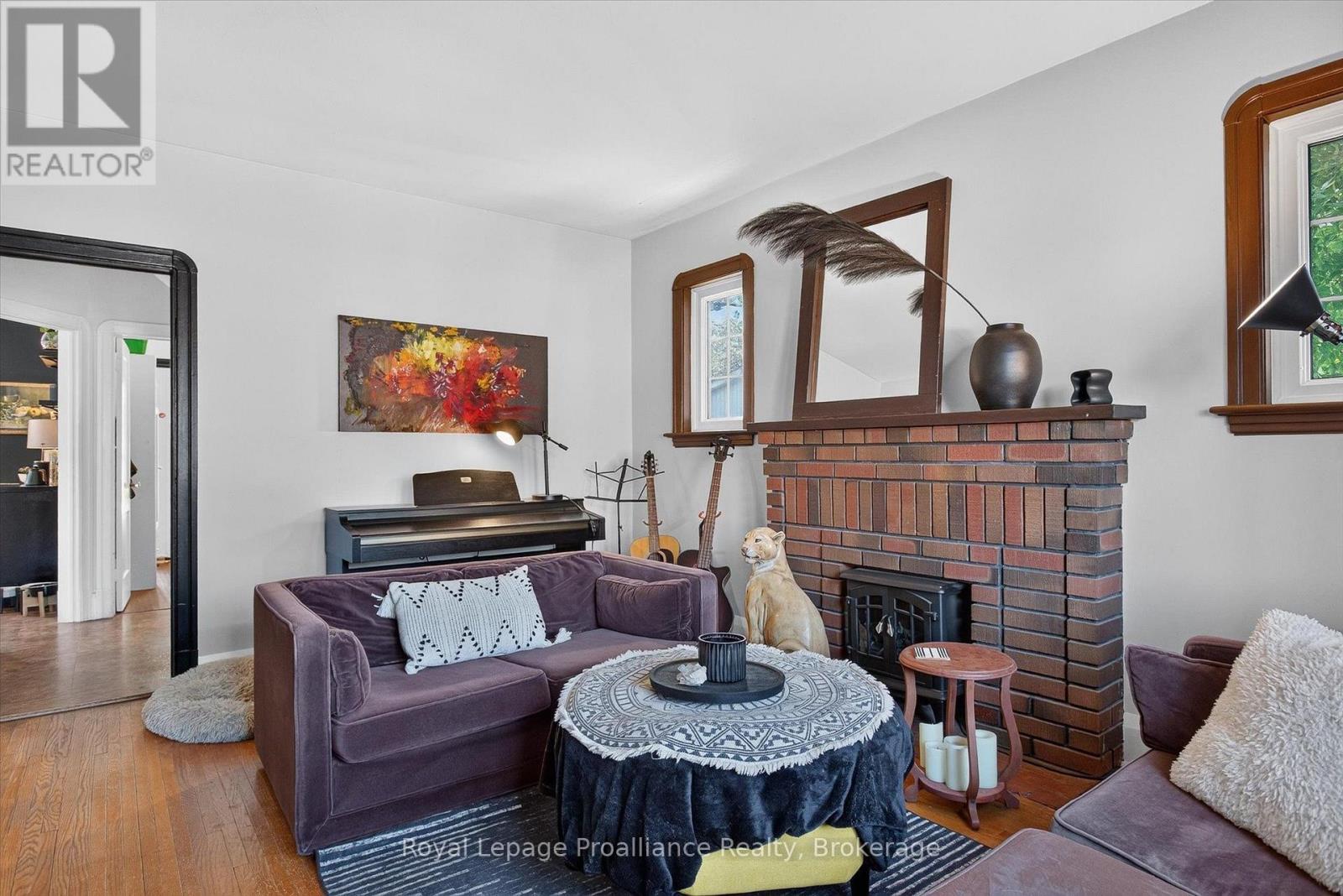 71 LANSDOWNE STREET W - Image 6