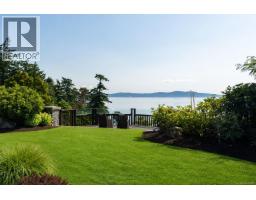 2226 Arbutus Rd, Saanich, BC V8N1V3 Photo 45