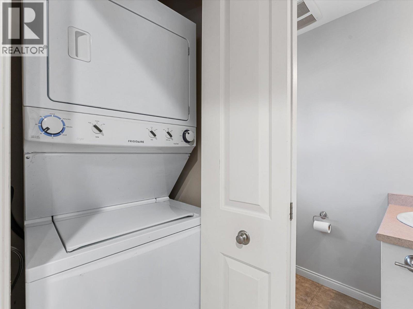 1945/1947 Bowes Street - 41