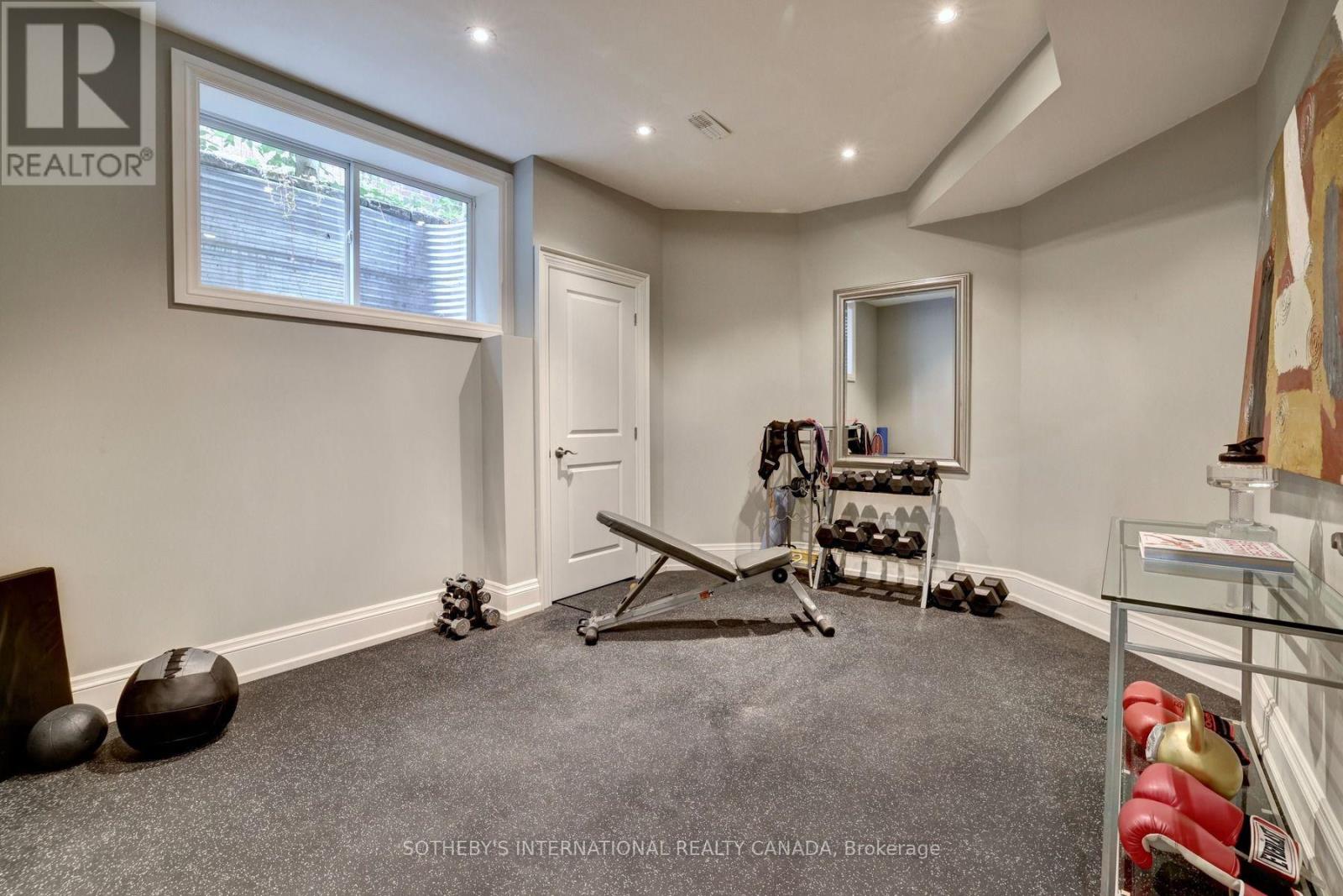 32 OAKWOOD AVENUE S - 35
