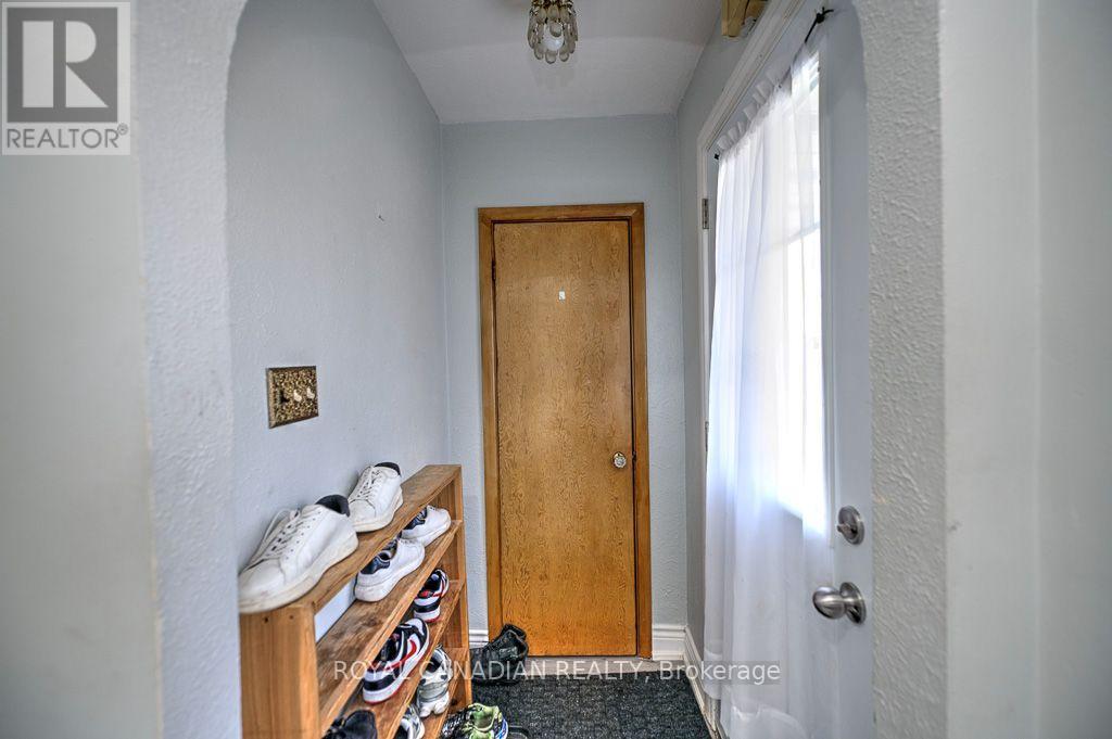 974 QUEENSDALE AVENUE E - 11