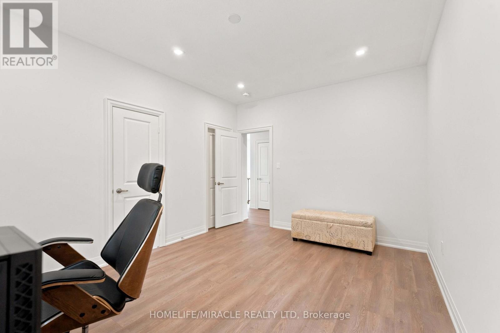 19 KENESKY DRIVE - 33
