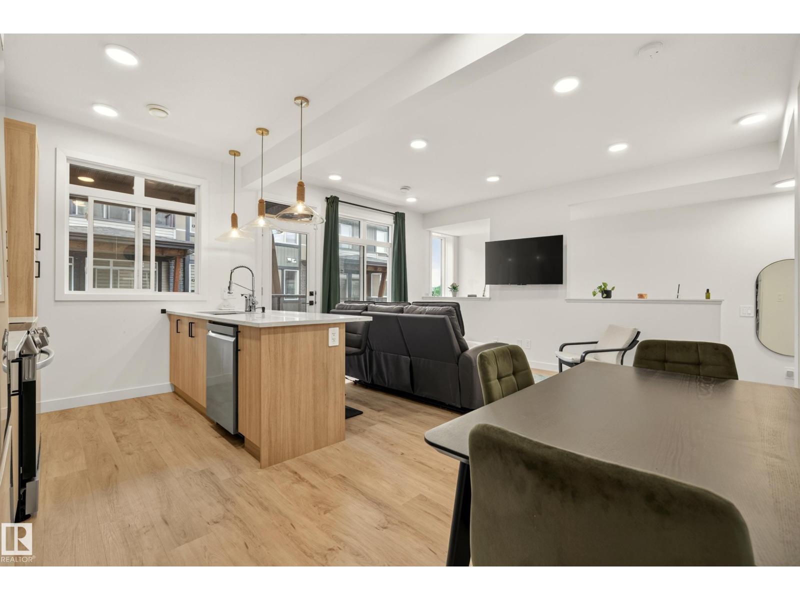 #53 16231 19 AV SW - Image 9