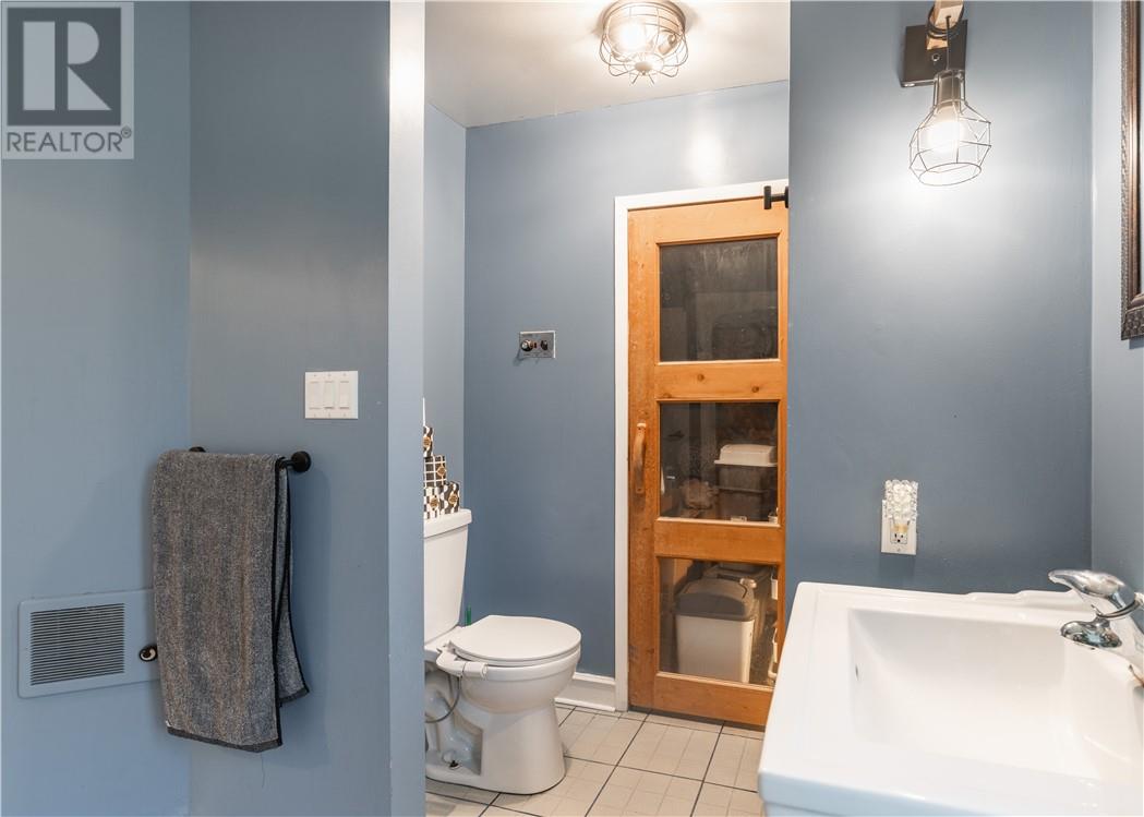 162 Riverside Drive West - Image 17