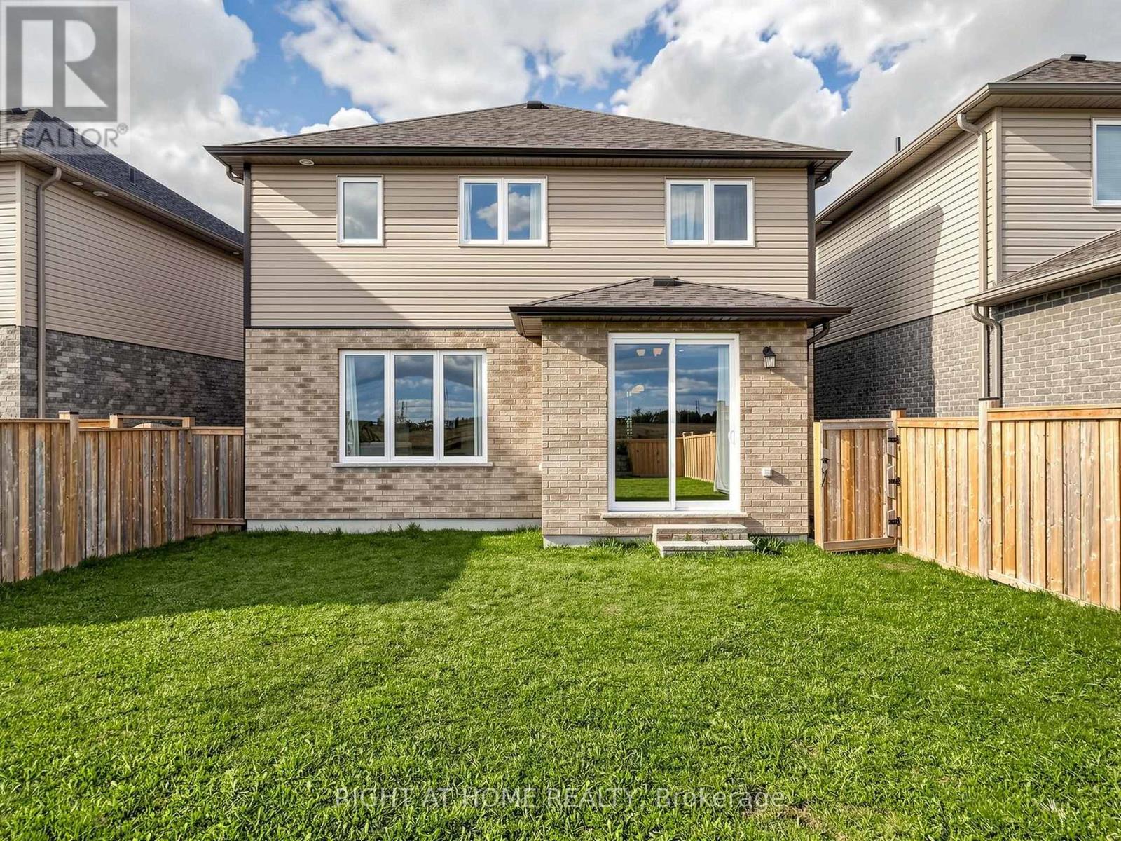 22 SPARROW CRESCENT - 34