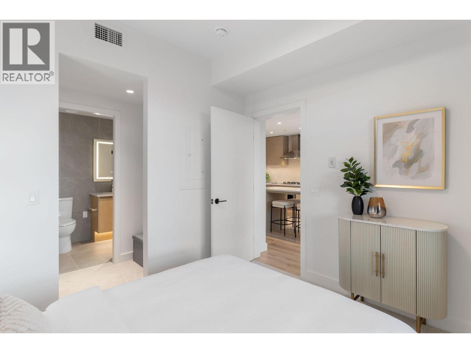 #206 3051 Abbott Street - 16