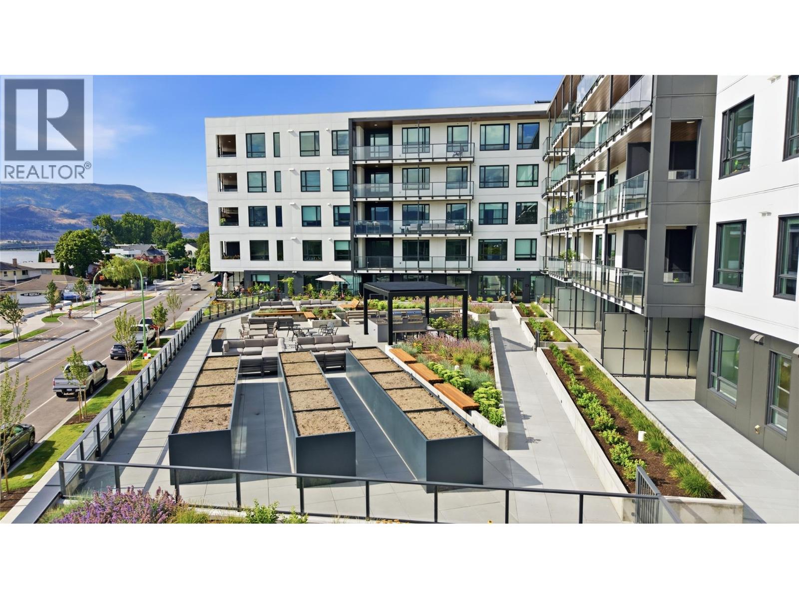 #206 3051 Abbott Street - 23