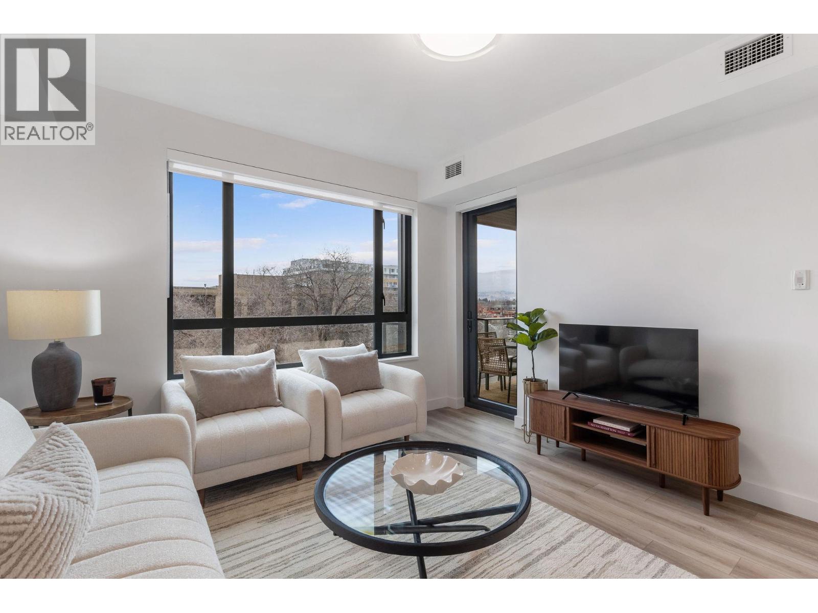 #206 3051 Abbott Street - Image 10