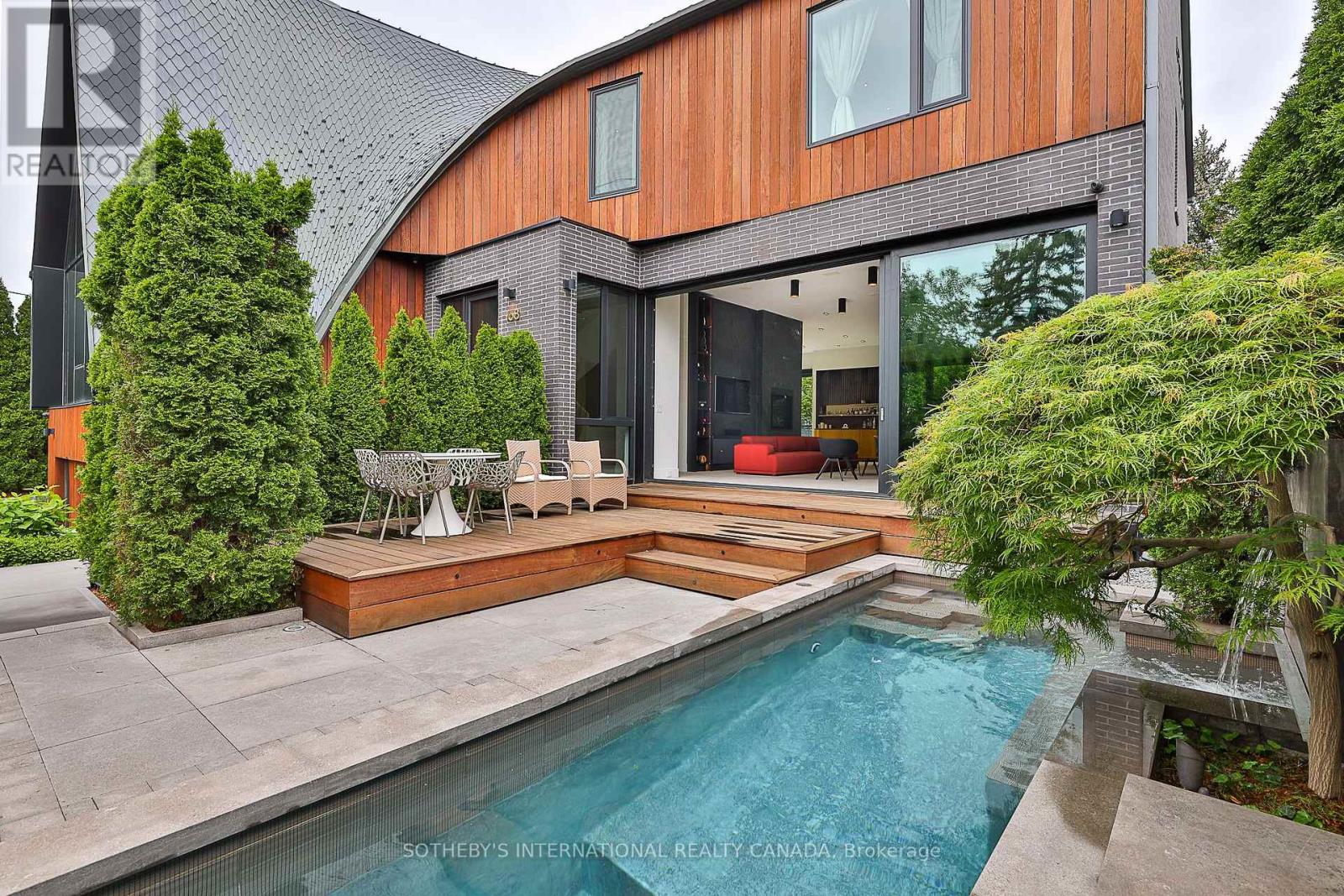 108 STRATFORD CRESCENT - 4