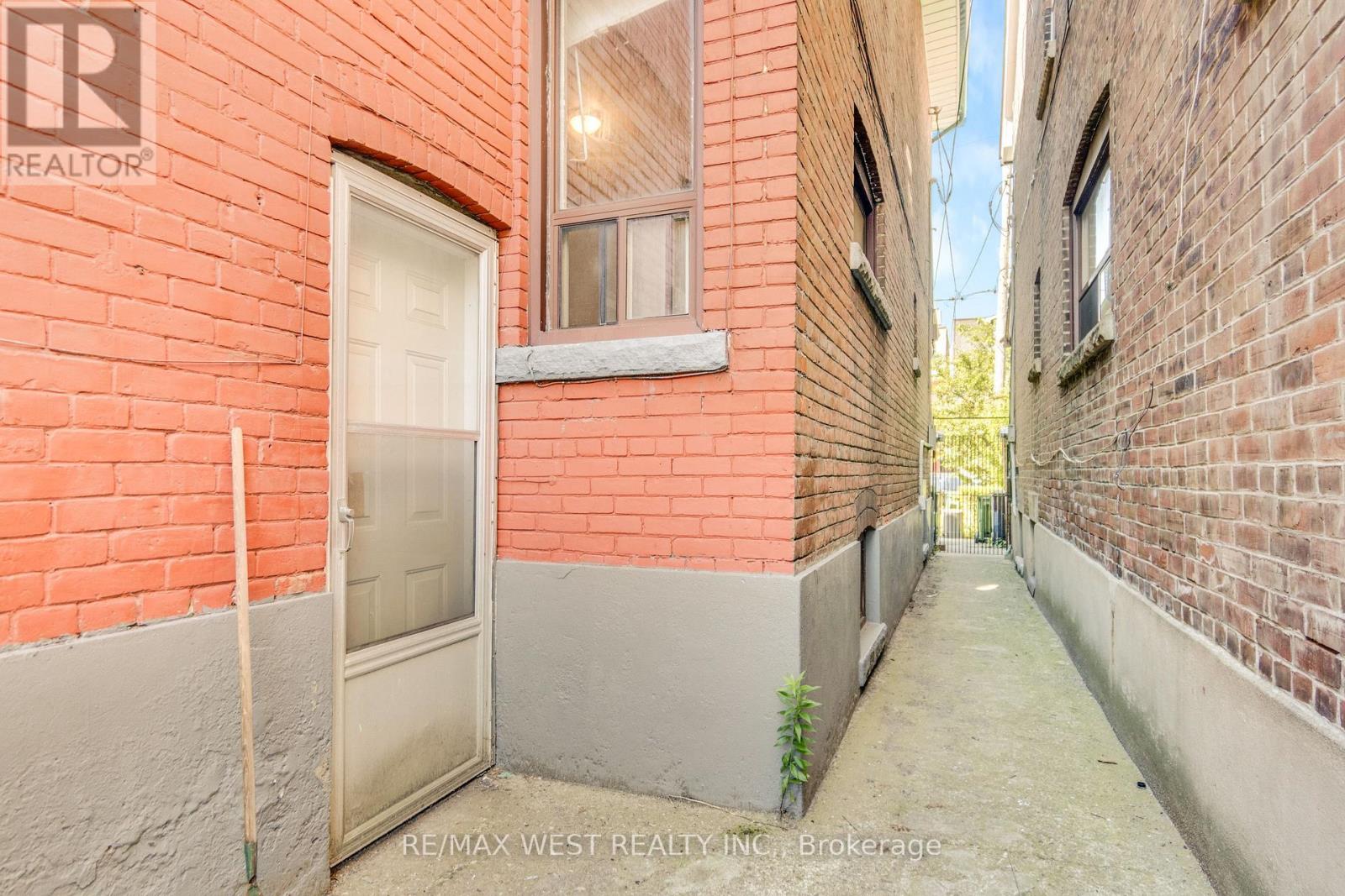 649 CRAWFORD STREET N - 3