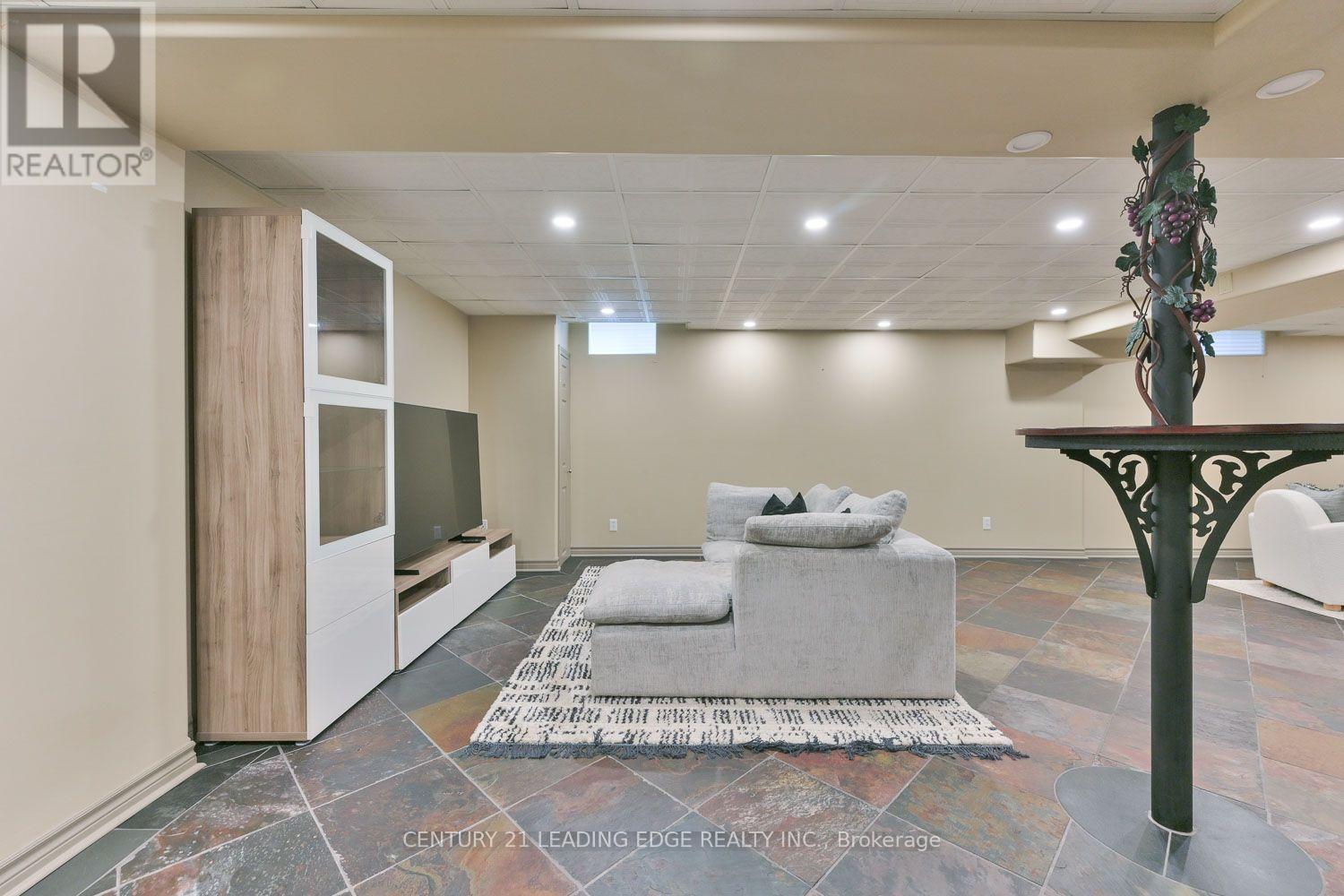 12 TAYLOR DRIVE - 33