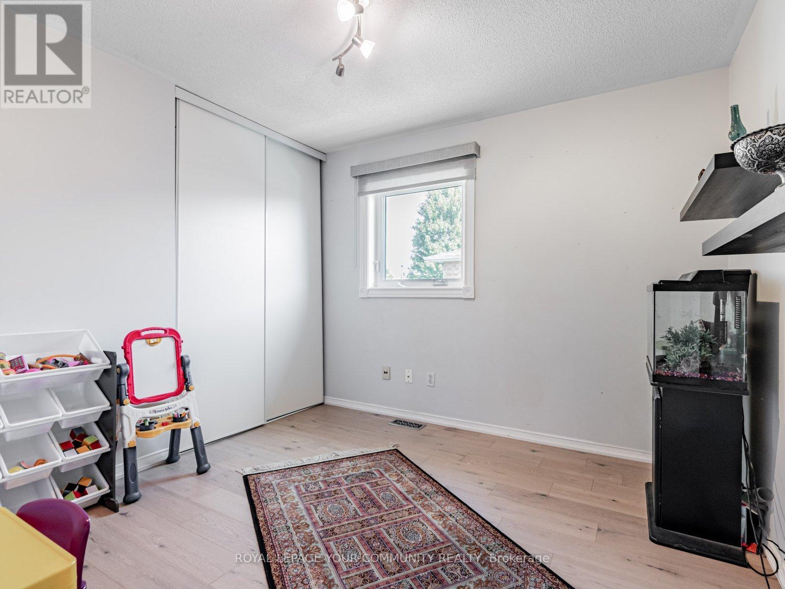 5 MANDEL CRESCENT - 27