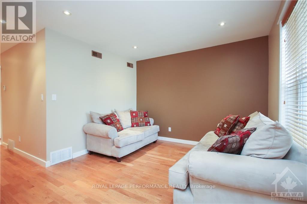 2 - 736 Cooper Street W