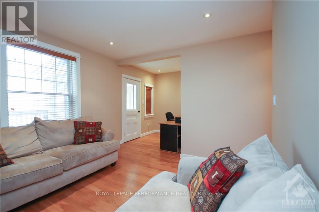 2 - 736 Cooper Street W