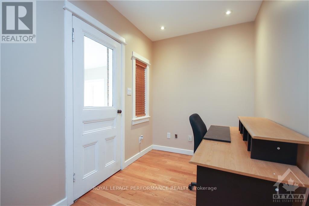 2 - 736 Cooper Street W