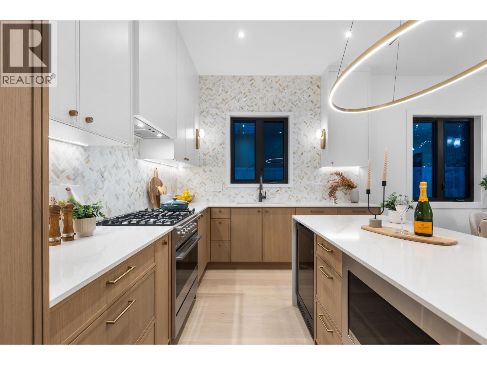 2 6682 NAPIER STREET, Burnaby