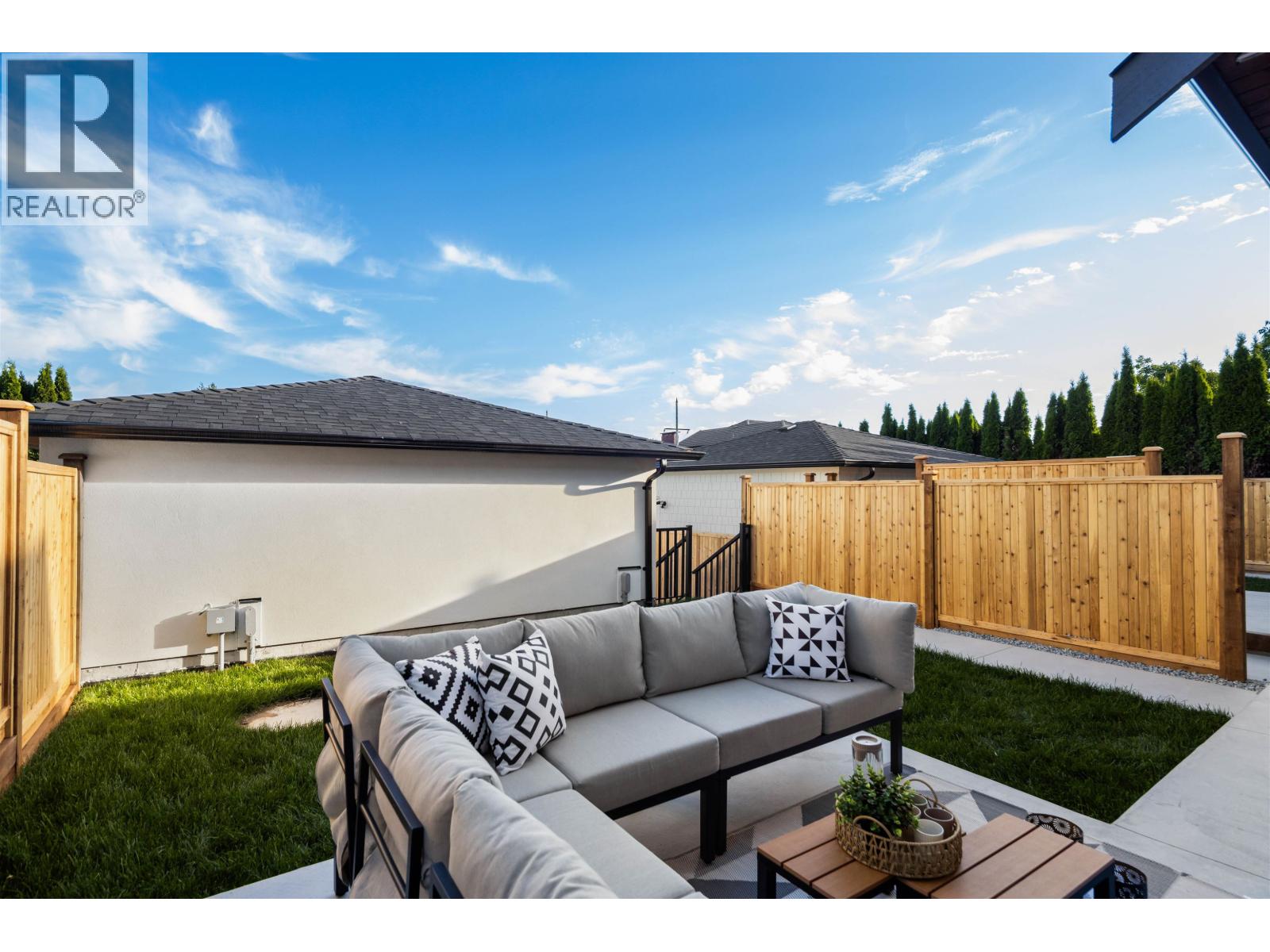 3 6682 NAPIER STREET, Burnaby