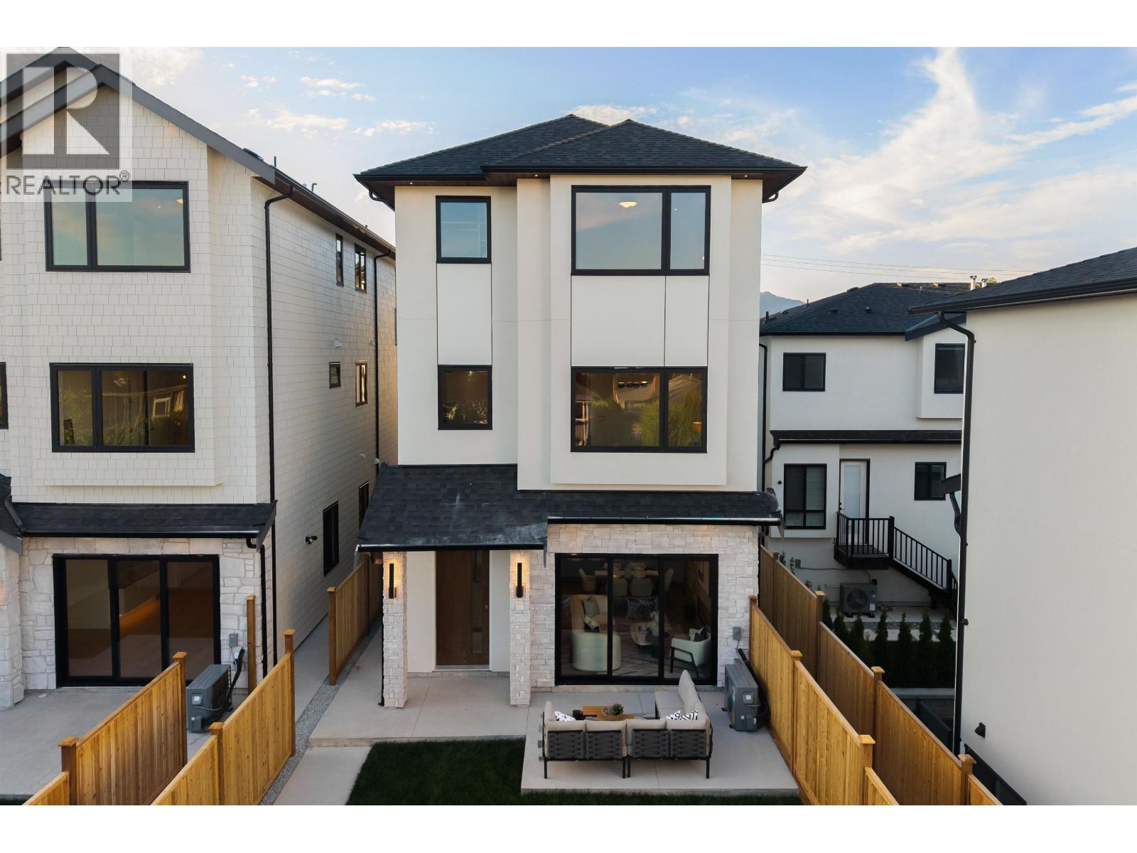3 6682 NAPIER STREET, Burnaby