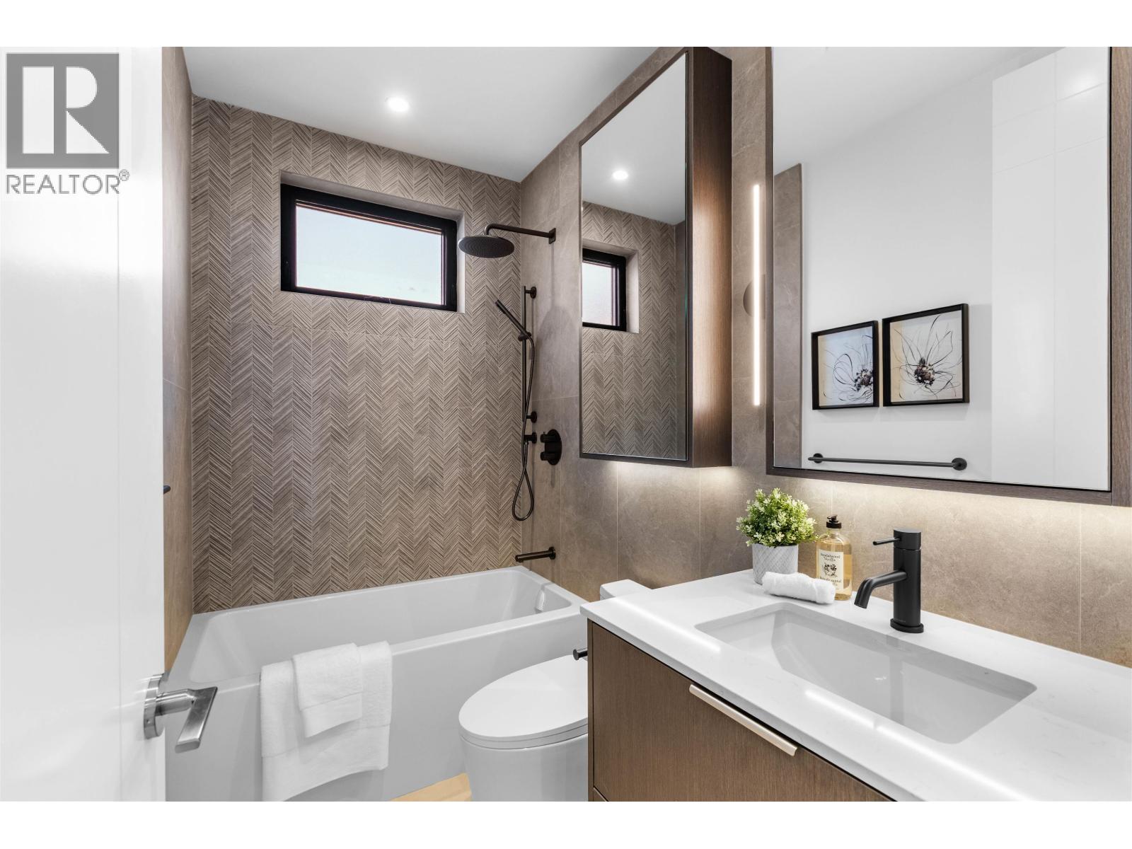 4 6682 NAPIER STREET, Burnaby