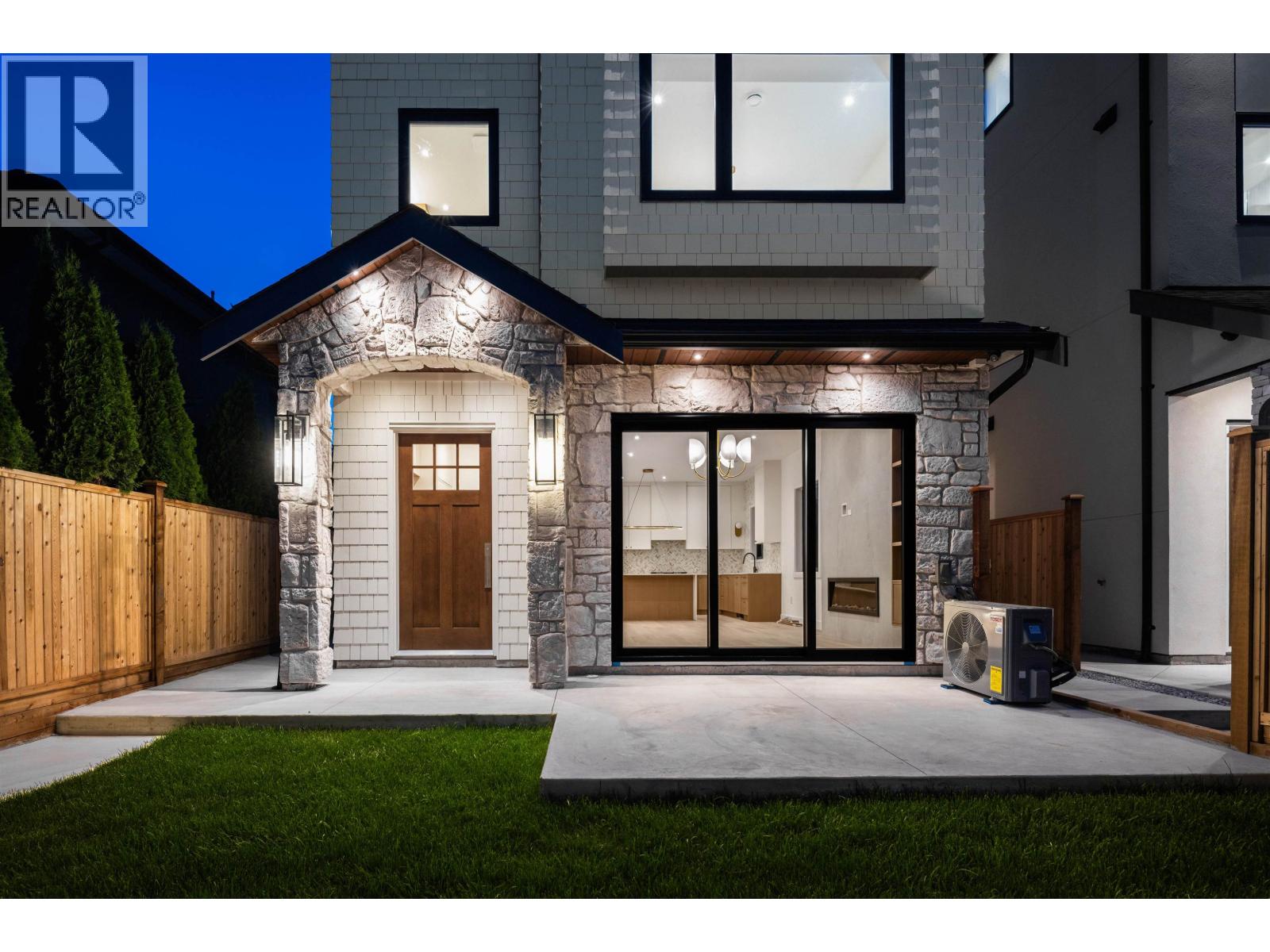 4 6682 NAPIER STREET, Burnaby