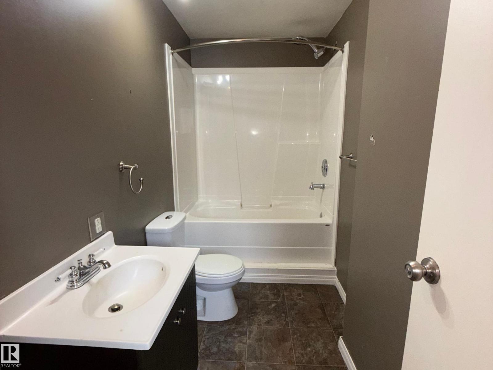 #86 4405 50 AV - Image 14