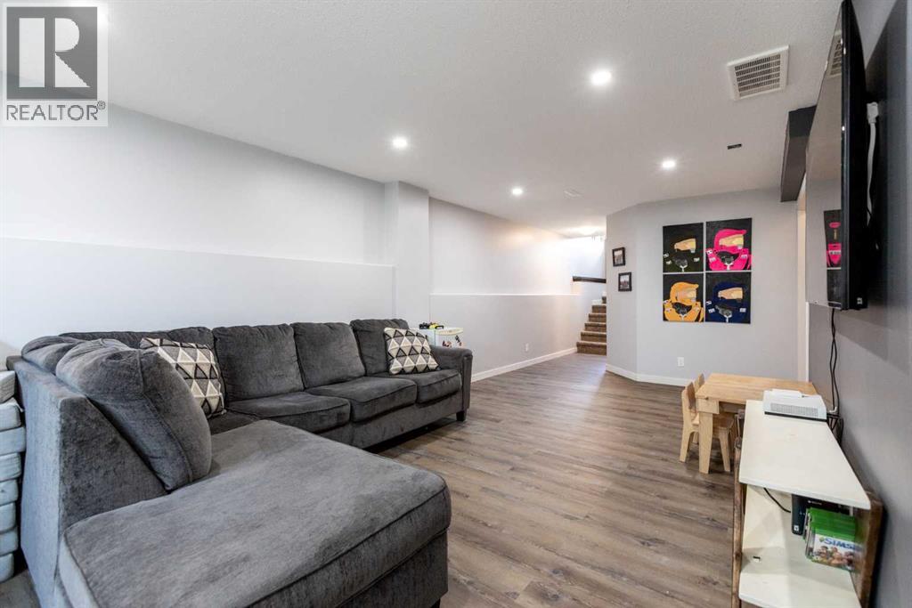 Listing photo – 19 Hanson Green, Penhold