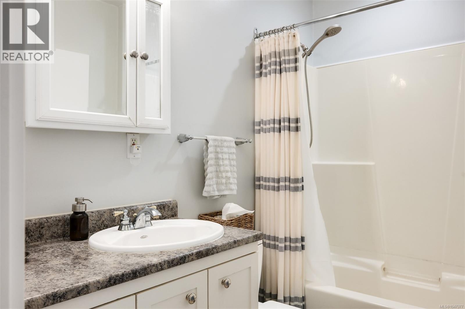  3374 Cook Street, Saanich