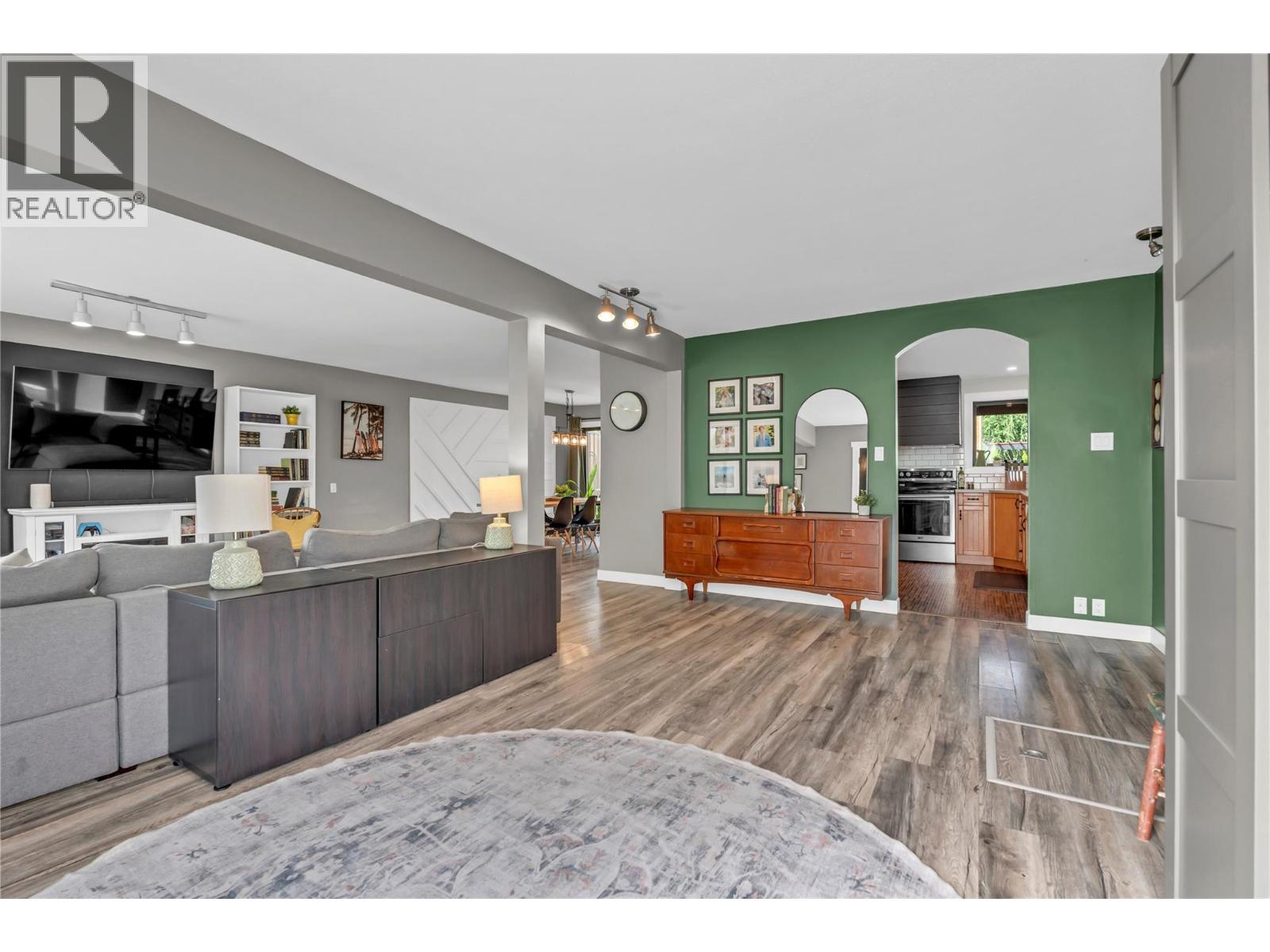 10816 Victoria Road S, Summerland