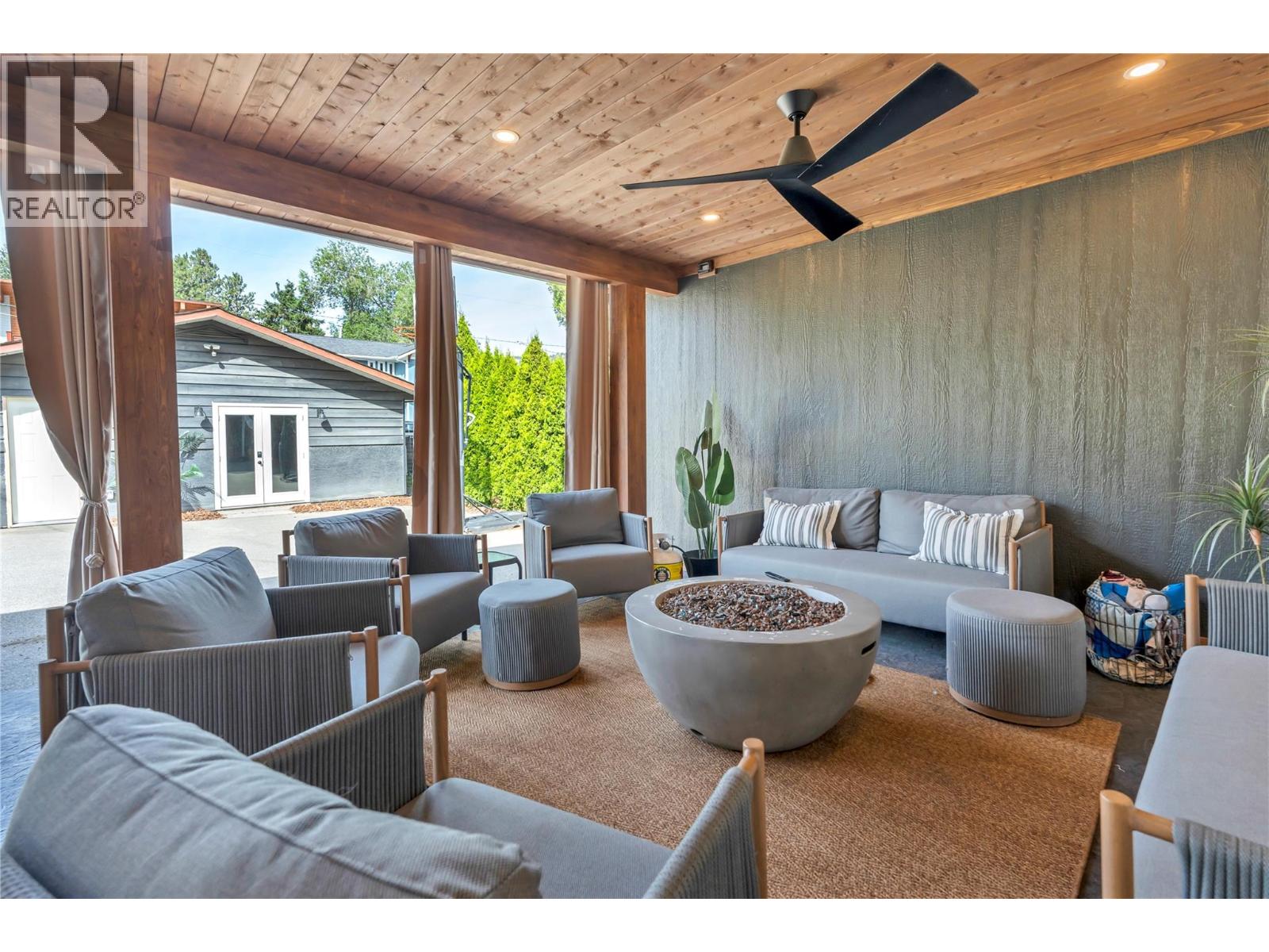 10816 Victoria Road S, Summerland